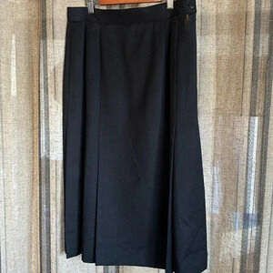 Harve Benard by Behard Holtzman classic black skirt